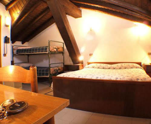 Hotel Rondanino Lanzo dʼIntelvi Buitenkant foto